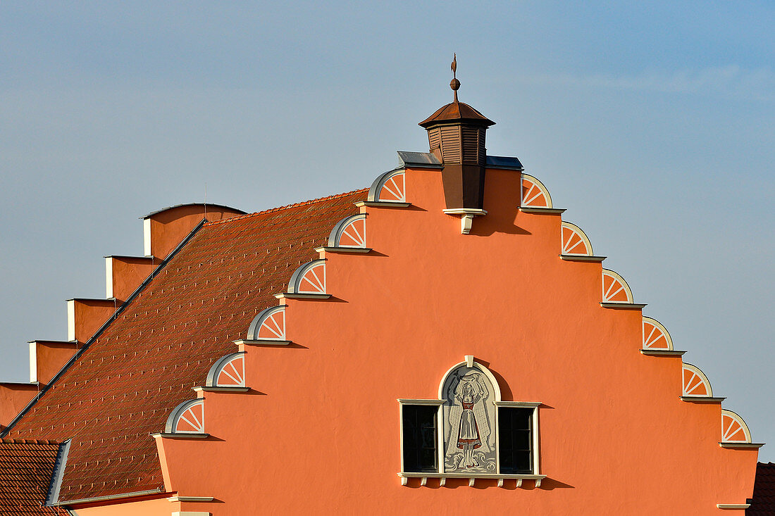 Schöne, farbige Hausfassade in Zwentendorf an der Donau, Wachau, Niederösterreich, Österreich