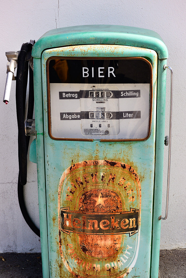 Alte Benzinzapfsäule mit Heineken-Bier-Beschriftung, bei Tulln an der Donau, Österreich