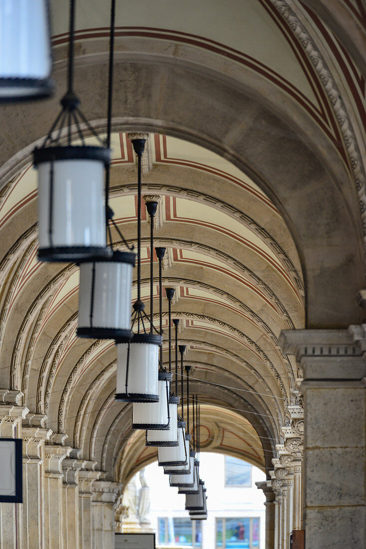 Alter Säulengang mit Leuchtern in der Innenstadt, Wien, Österreich