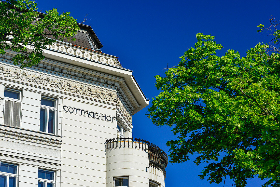 Ansicht des Cottage-Hofes aus der Sezessionszeit mit Bäumen und blauem Himmel, Wien, Österreich