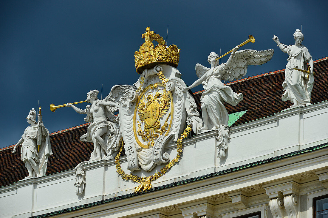 Engel und Wappen als Verzierung eines historischen Daches auf einem Jugendstilhaus, Wien, Österreich