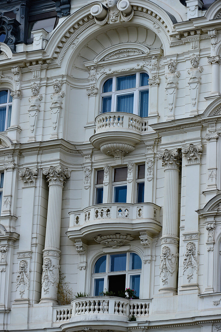 Aufwendig verzierte Fassade eines alten Hauses, Naschmarkt, Wien, Österreich