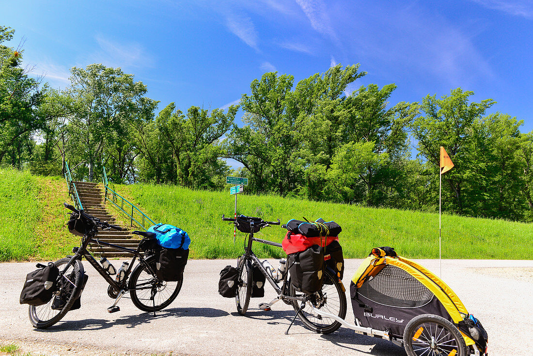 Vollbepackte Reise-Fahrräder mit Hundeanhänger am Donauradweg Euro Velo 6, Wien, Österreich