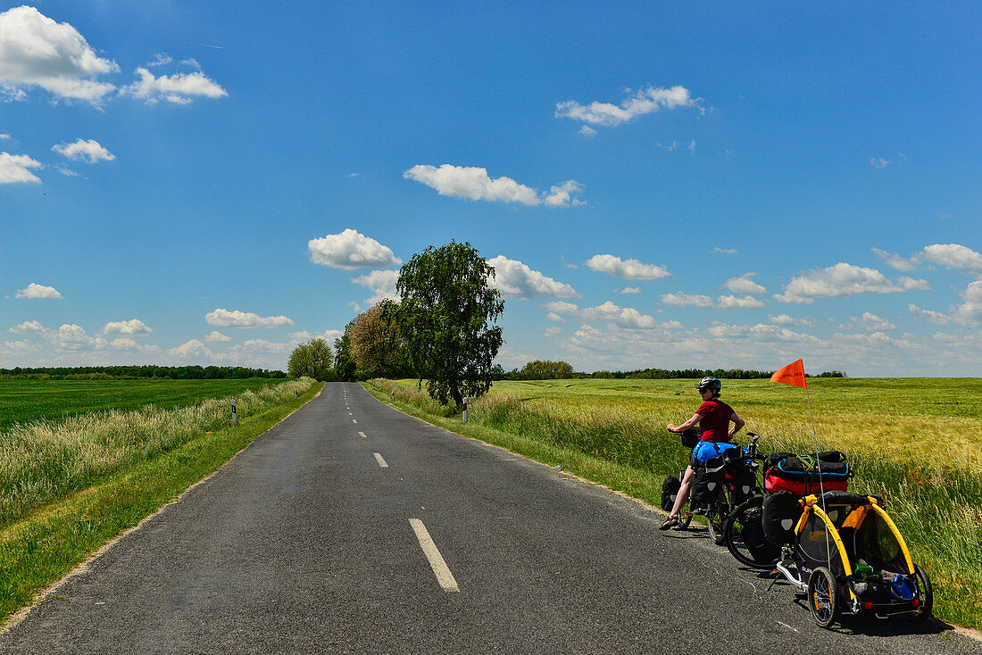 Radtouristin mit Fahrrädern und Gepäck sowie Hundeanhänger, bei Nadasd, Ungarn