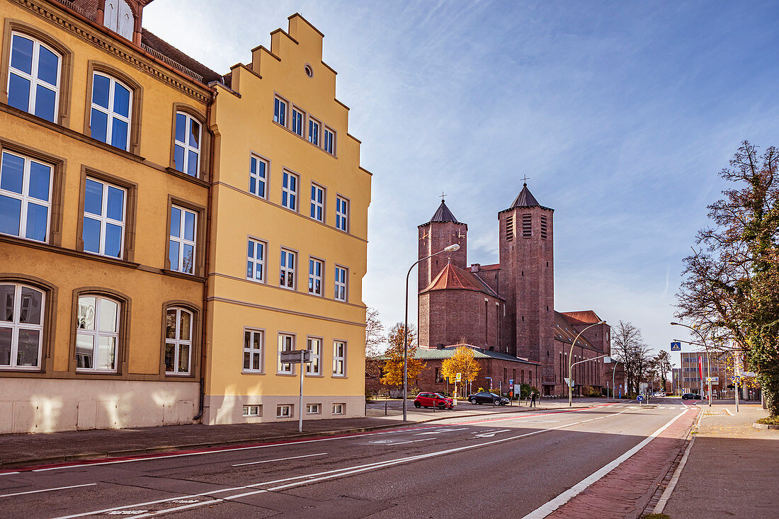 Landratsamt und St. Josef Kirche in Memmingen, Bayern, Deutschland