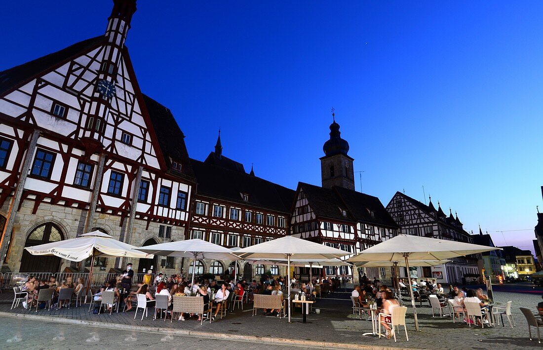 Am Marktplatz in der Altstadt von Forchheim mit Rathaus, Oberfranken, Bayern, Deutschland