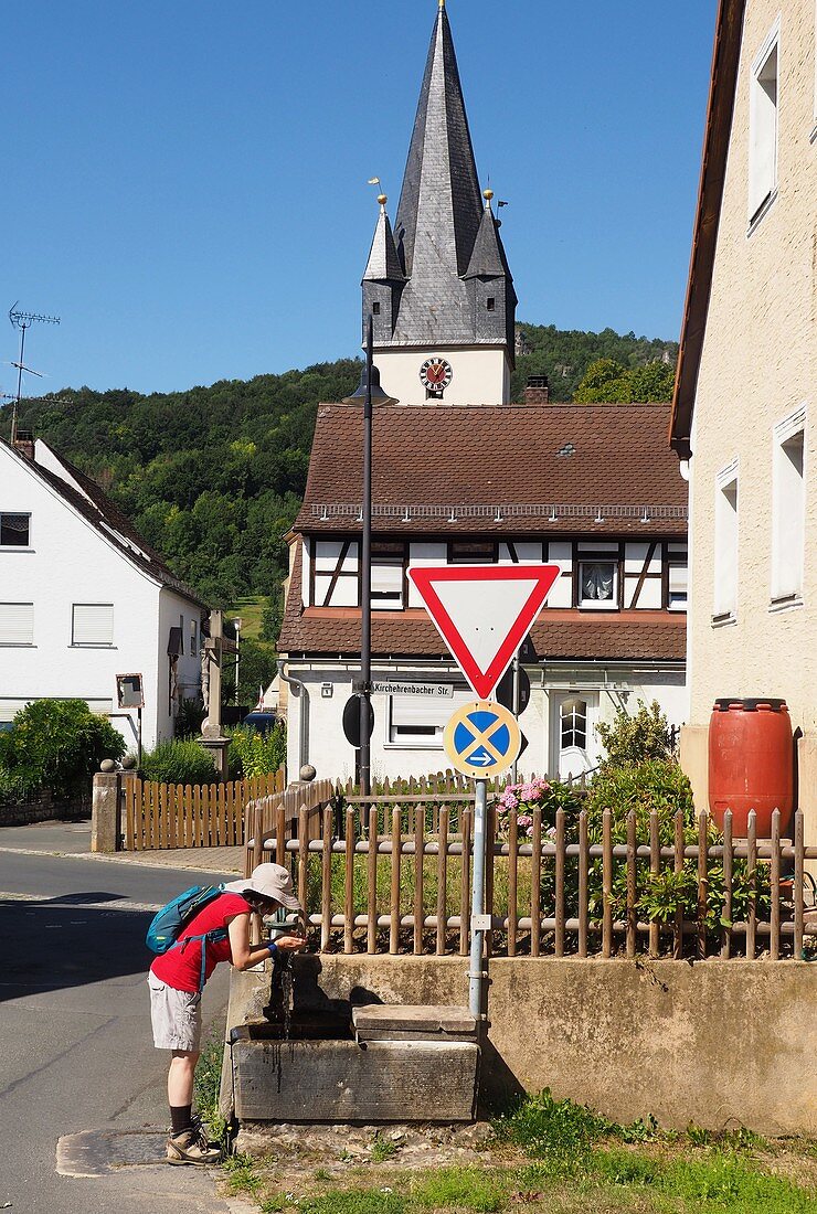 in Leutenbach an der Walberla, Dorf, Häuser, Brunnen, Person, Kirchturm, Fränkische Schweiz, Ober-Franken, Bayern, Deutschland