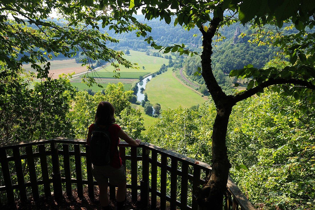 Wandern bei Streitberg im Wisenttal, Landschaft, Aussicht, Blick, Person, Fluß Wisent, Fränkische Schweiz, Ober-Franken, Bayern, Deutschland