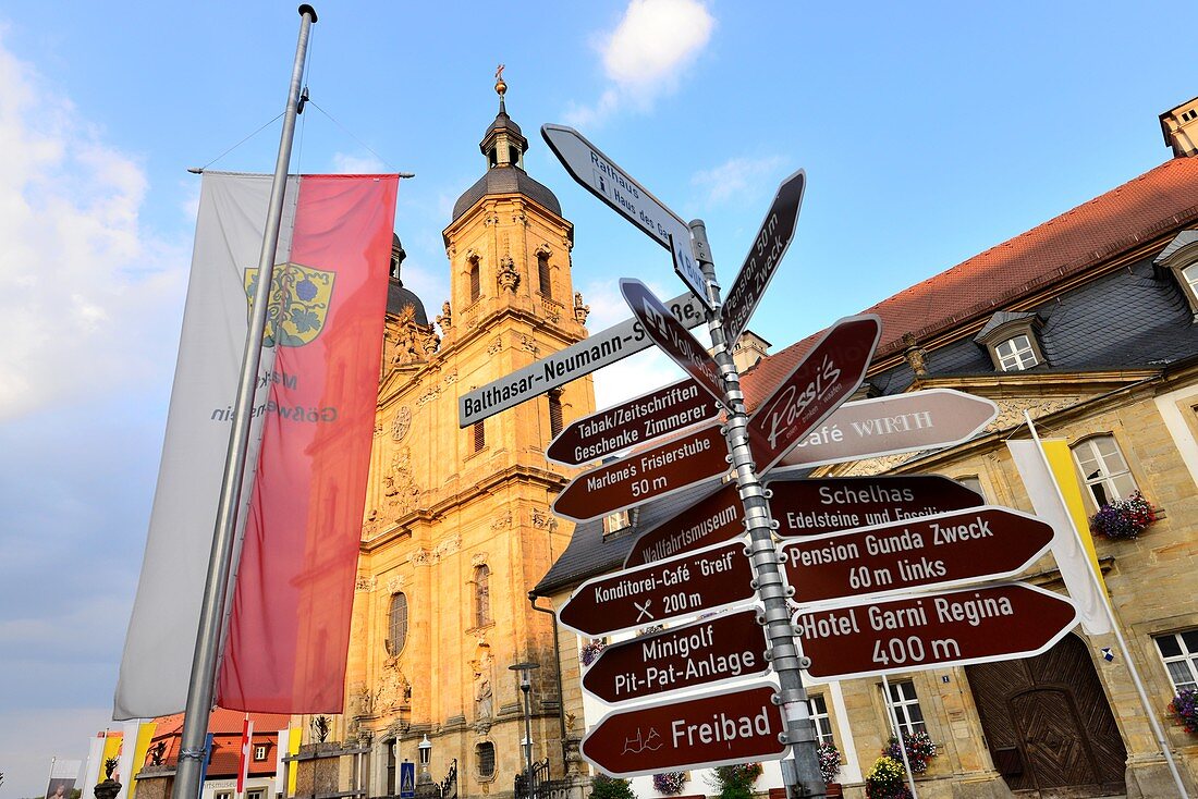 An der Basilika, Gößweinstein, Fahne und Wegweiser, Fränkische Schweiz, Ober-Franken, Bayern, Deutschland