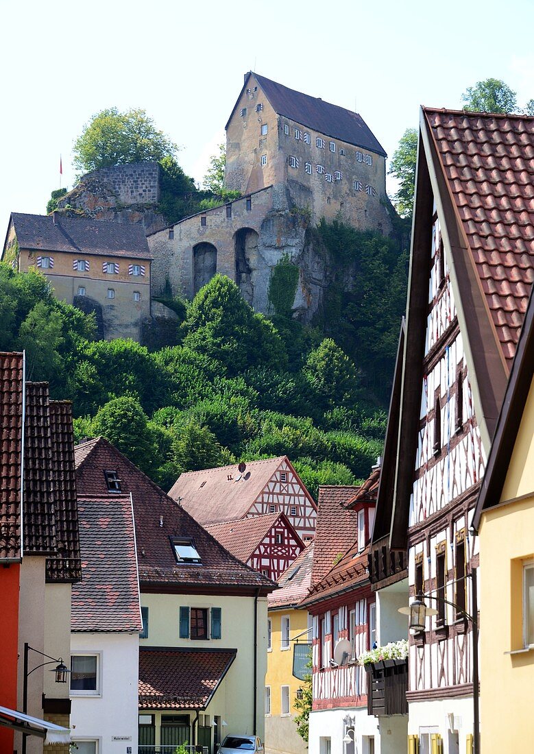 Pottenstein mit Burg und Fachwerkhäuser, Fränkische Schweiz, Oberfranken, Bayern, Deutschland