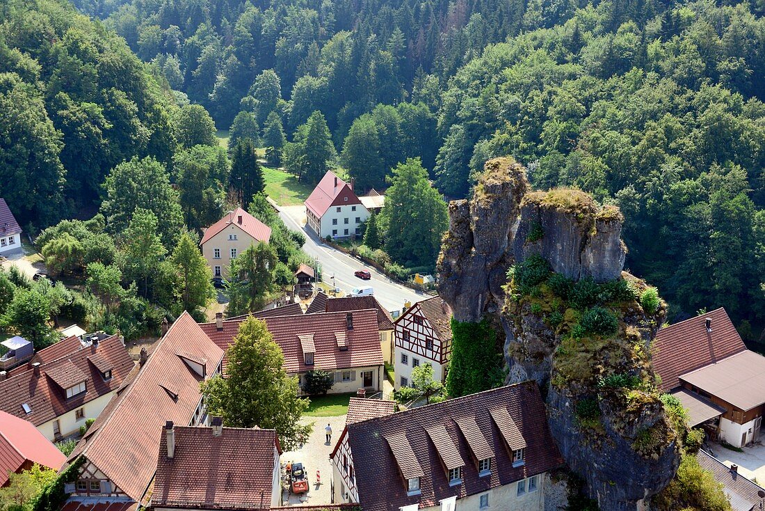 Blick auf Tüchersfeld mit Felsen, Fränkische Schweiz, Ober-Franken, Bayern, Deutschland