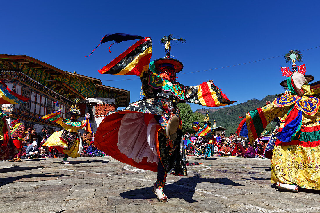 Die Schwarzhutmagiere feiern den Sieg Padmasambhava über den bösen König Langdarme, Bhutan, Asien