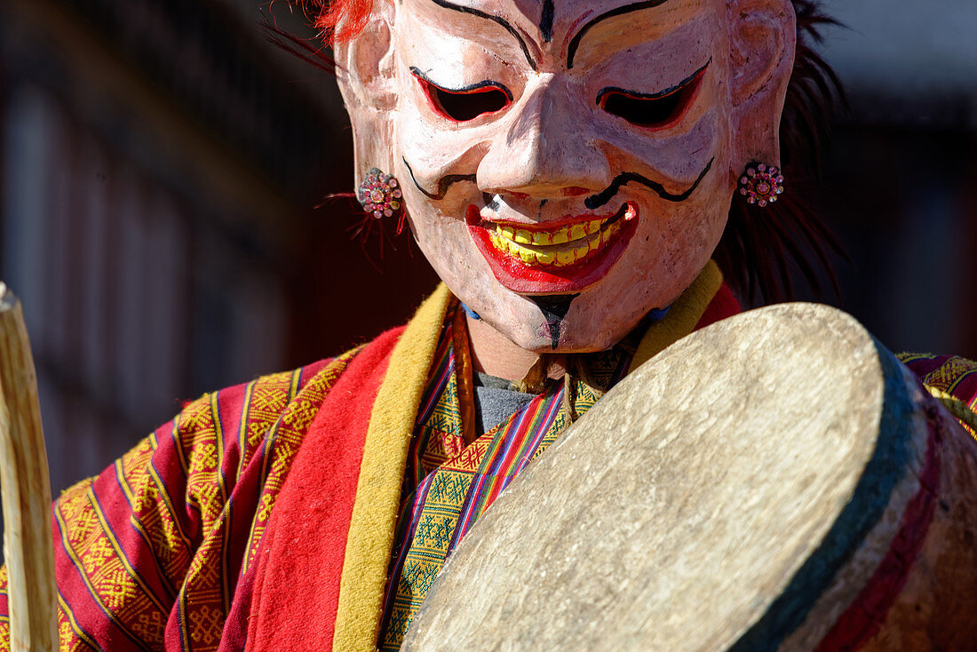 Noch vor den Mönchen betreten die Atsaras, Clowns oder Spaßmacher, die Bühne, Fesival in Bhutan, Asien