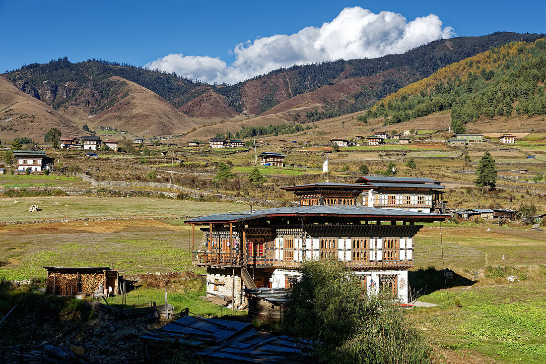 Traditionelle Wohnhäuser im Phobjikha Tal, Bhutan, Asien
