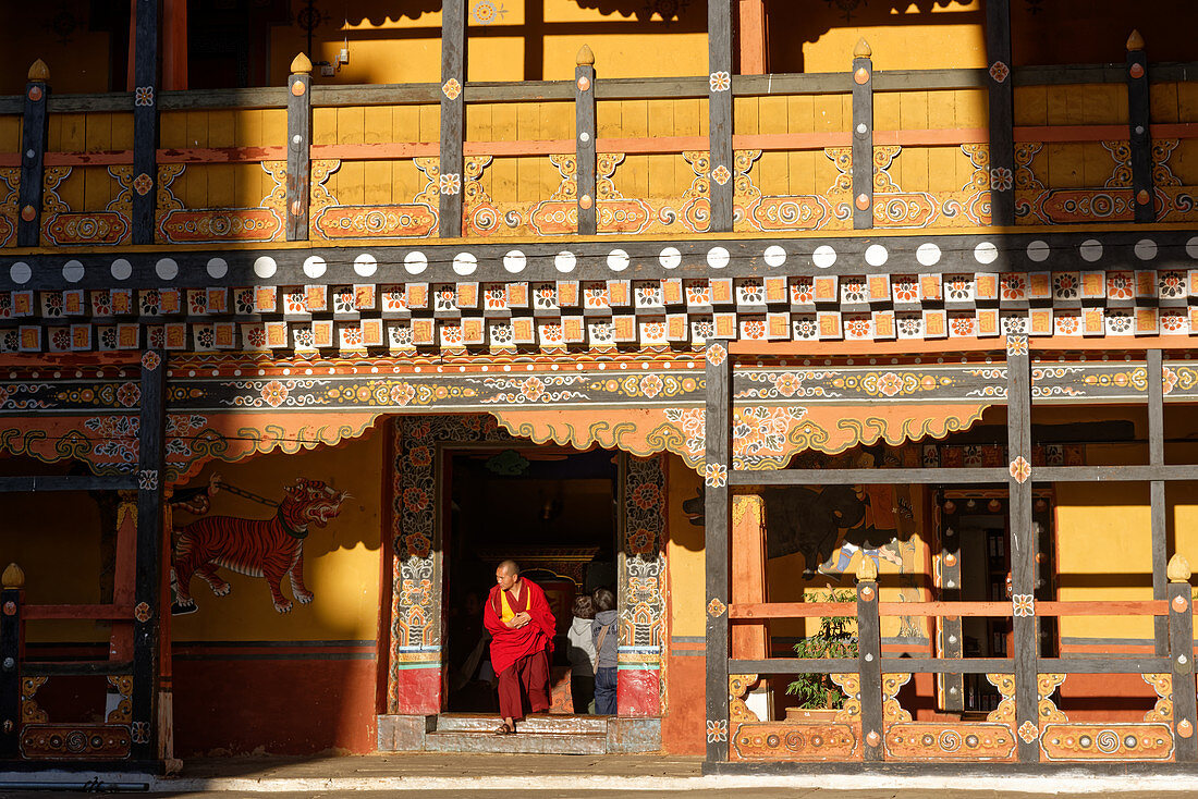 EIn Mönch betritt den Dzong von Paro, Bhutan, Asien