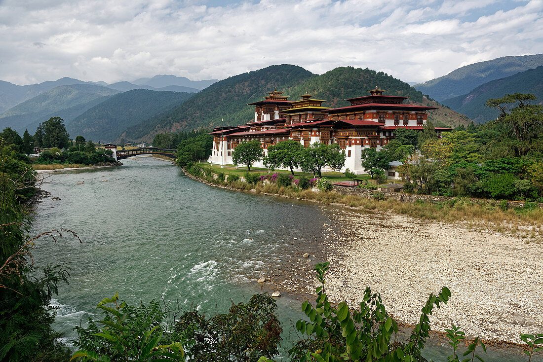 Der Punakha Dzong gilt als einer schönsten des Landes und war lange Regierungssitz, Bhutan, Asien