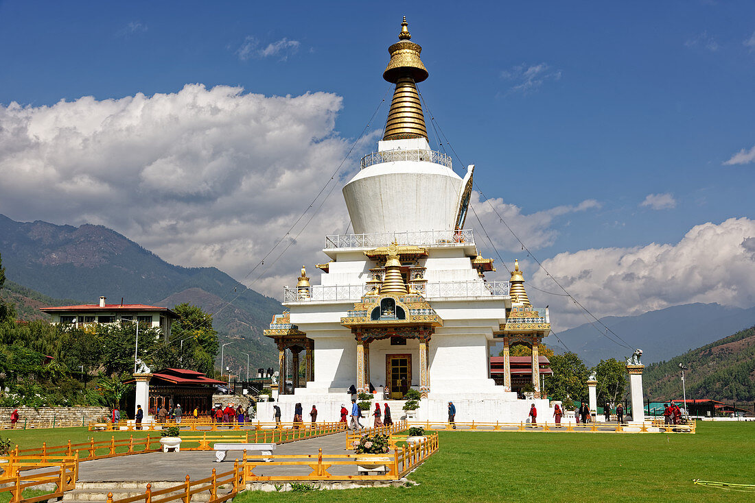 Stupa National Memorial Chorten, erbaut von der Königinmutter des dritten Königs Jigme Dorji Wangchuk, mit Menschen, Bhutan, Asien