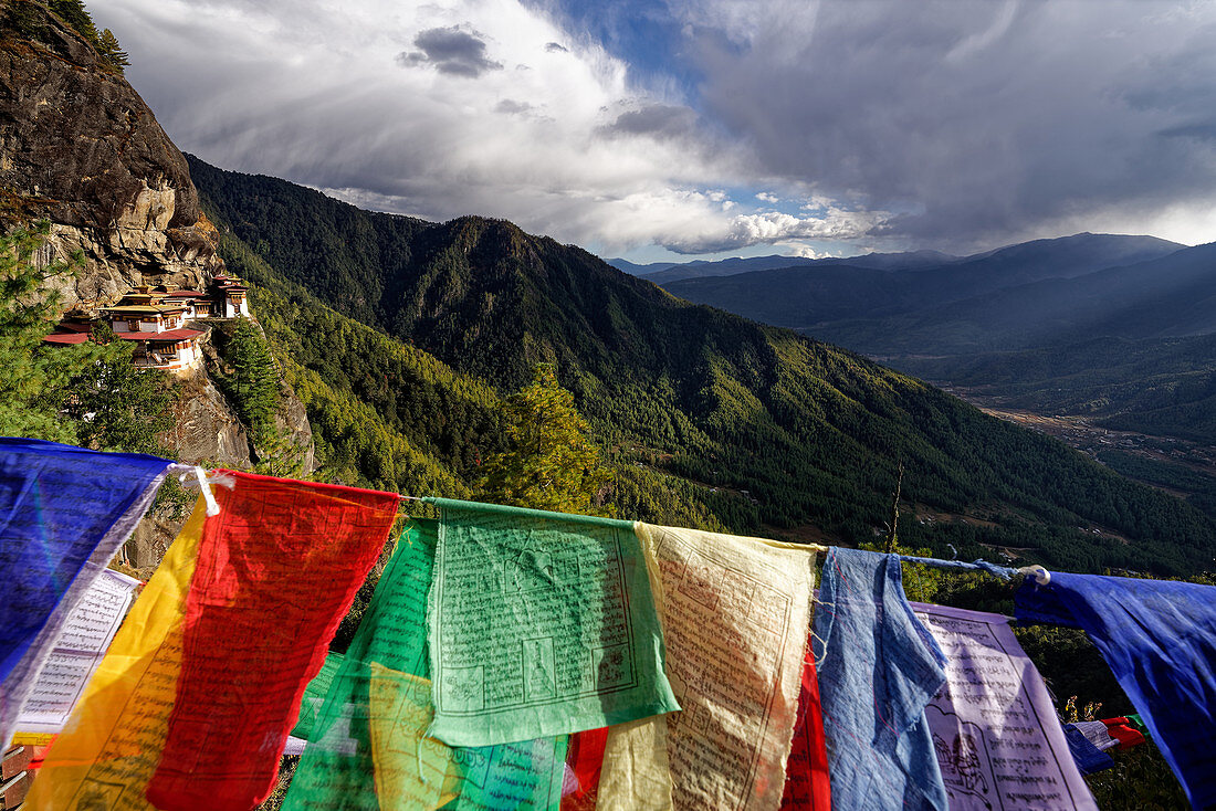 Klare Sicht auf das Tigernest und das Tal von Paro herrscht zumeist im Oktober und November, Bhutan, Asien