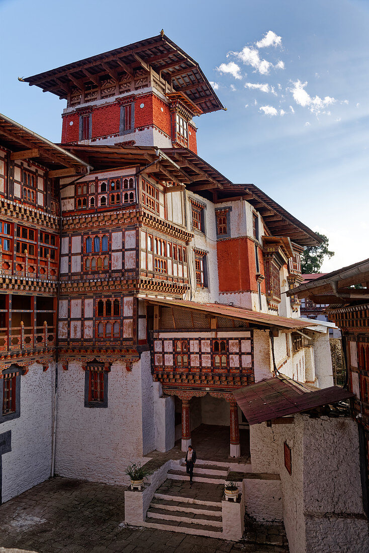 Afternoon in the Dzong of Trongsa: The monarchy of Bhutan is closely interwoven with Trongsa: In 1907 the Tongsa penlop Ugyen Wangchuk asserted himself as the sole ruler of Bhutan.