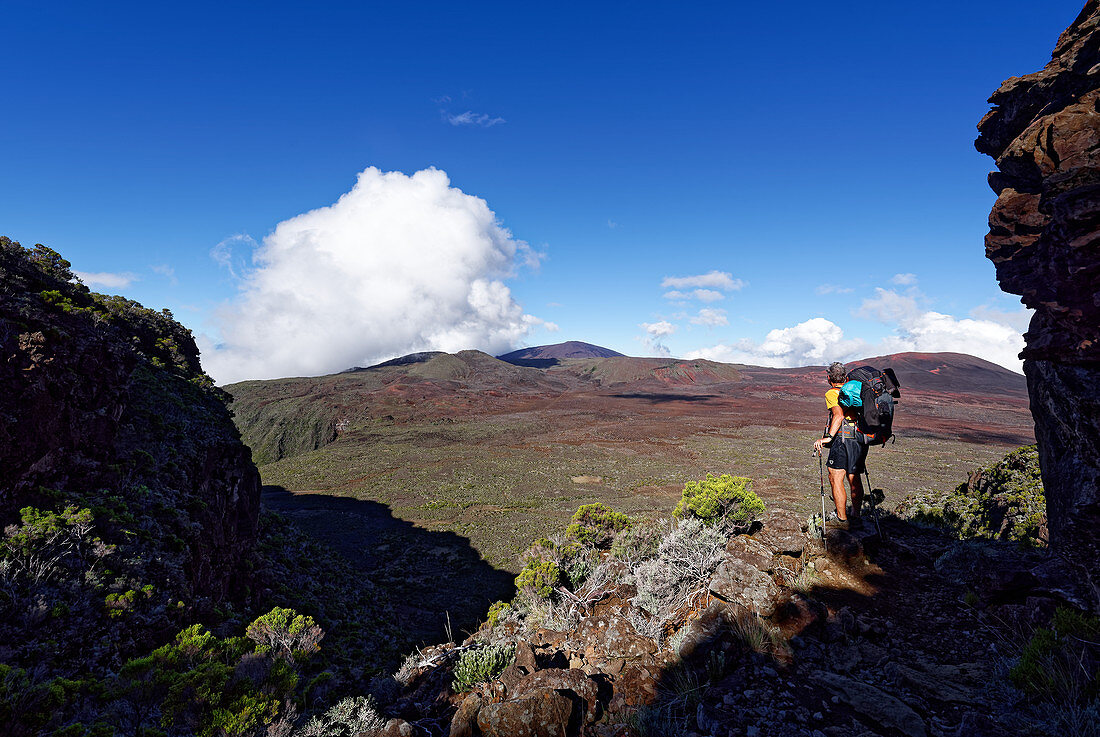 Wüstenartige Hochfläche Plaine des Sables, im Hintergrund der Piton de la Fournaise, La Réunion, Frankreich