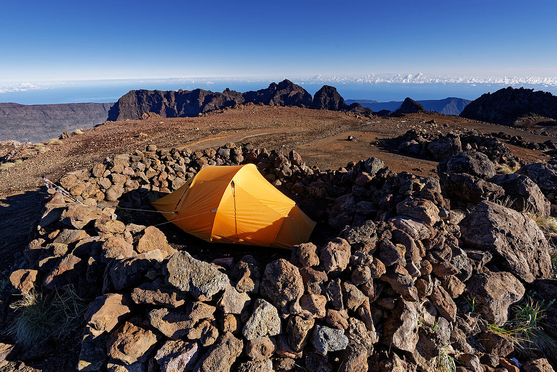 Zelt auf dem Gipfel des Piton des Neiges, höchster Berg auf La Réunion, am Horizont das Massiv von Gros Morne, La Réunion, Frankreich