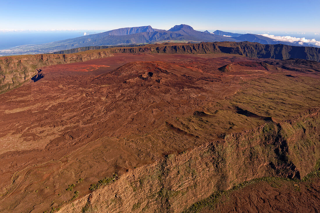 Die riesige Hochfläche Plaine des Sables, am Horizont der Piton des Neiges, La Réunion, Frankreich