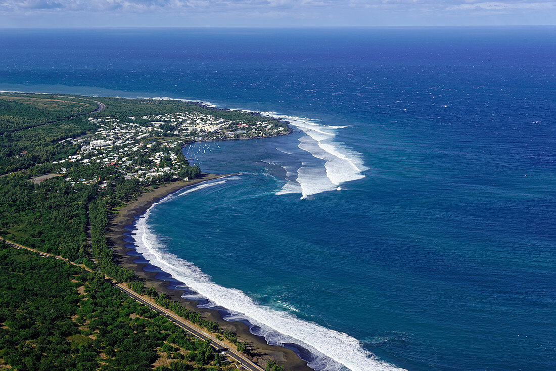 Die schwarzen Lavastrände von L'Etang-Salé les Bains, La Réunion, Frankreich