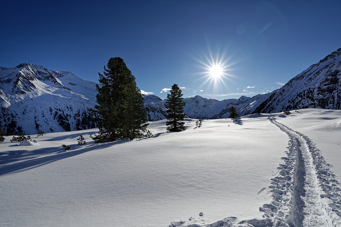 Spuren im Schnee bei Sonne, unterwegs zum Rainbachsee, Krimmler Achental im Winter, Salzburger Land, Österreich