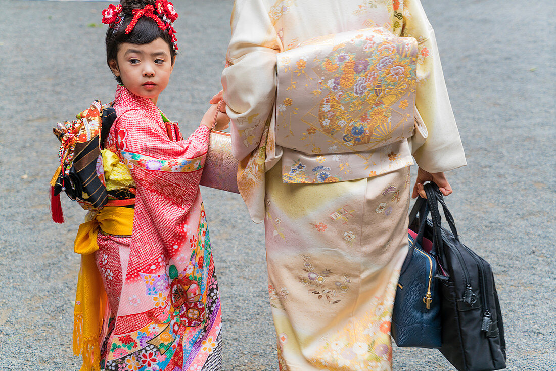Mutter und Tochter in traditioneller japanischer Kleidung, Tokio, Japan