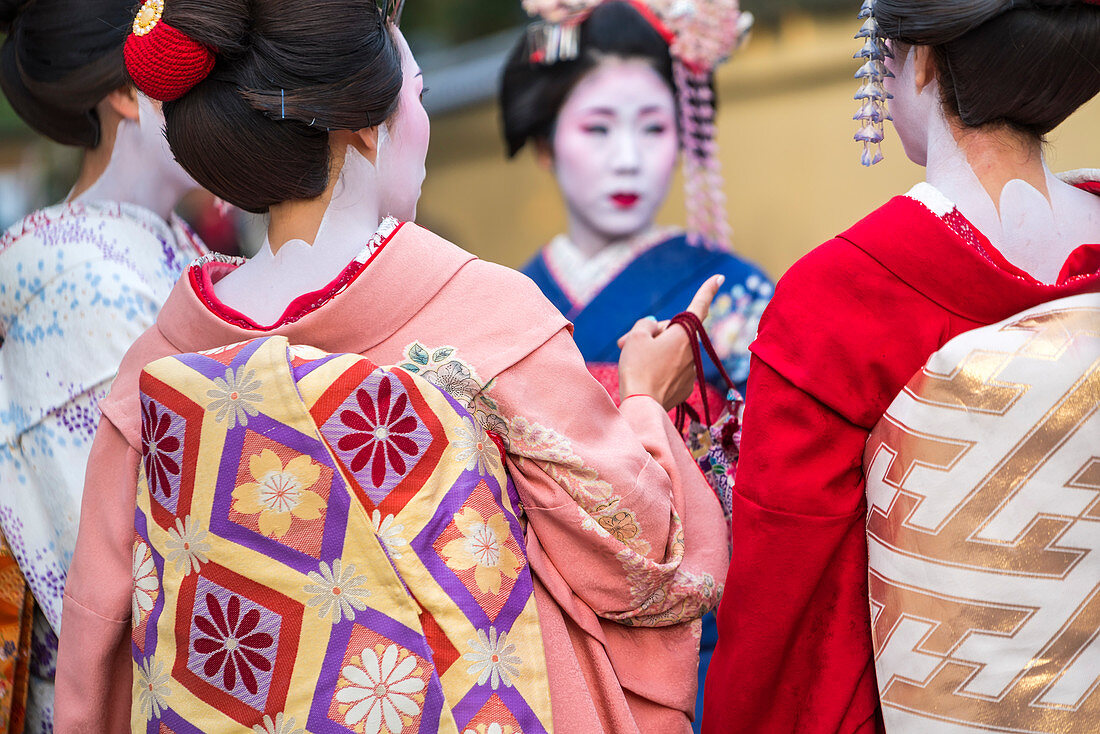 Frauen in traditioneller Geisha-Kleidung, Kyoto, Japan