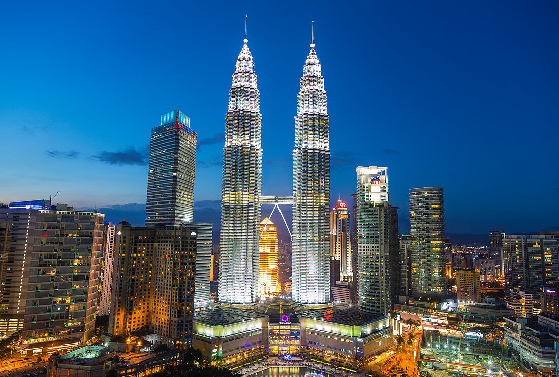 Petronas-Türme und Skyline in der Abenddämmerung, Kuala Lumpur, Malaysia