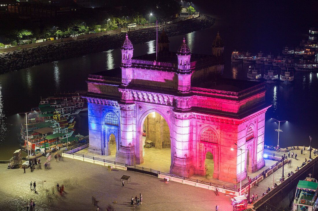 Blick auf das Gateway of India bei Nacht in Mumbai, Indien