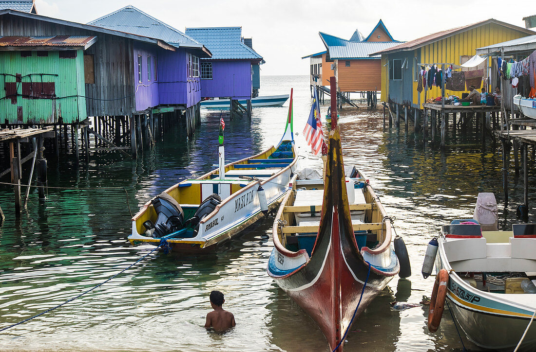 Boote und Stelzenhäuser der Insel Mabul, Borneo, Malaysia