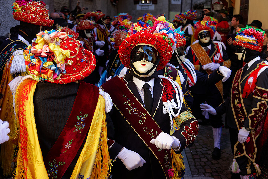 Karneval in Bagolino, bunte Kostüme und Masken der Balarì (Tänzer), Lombardei, Italien