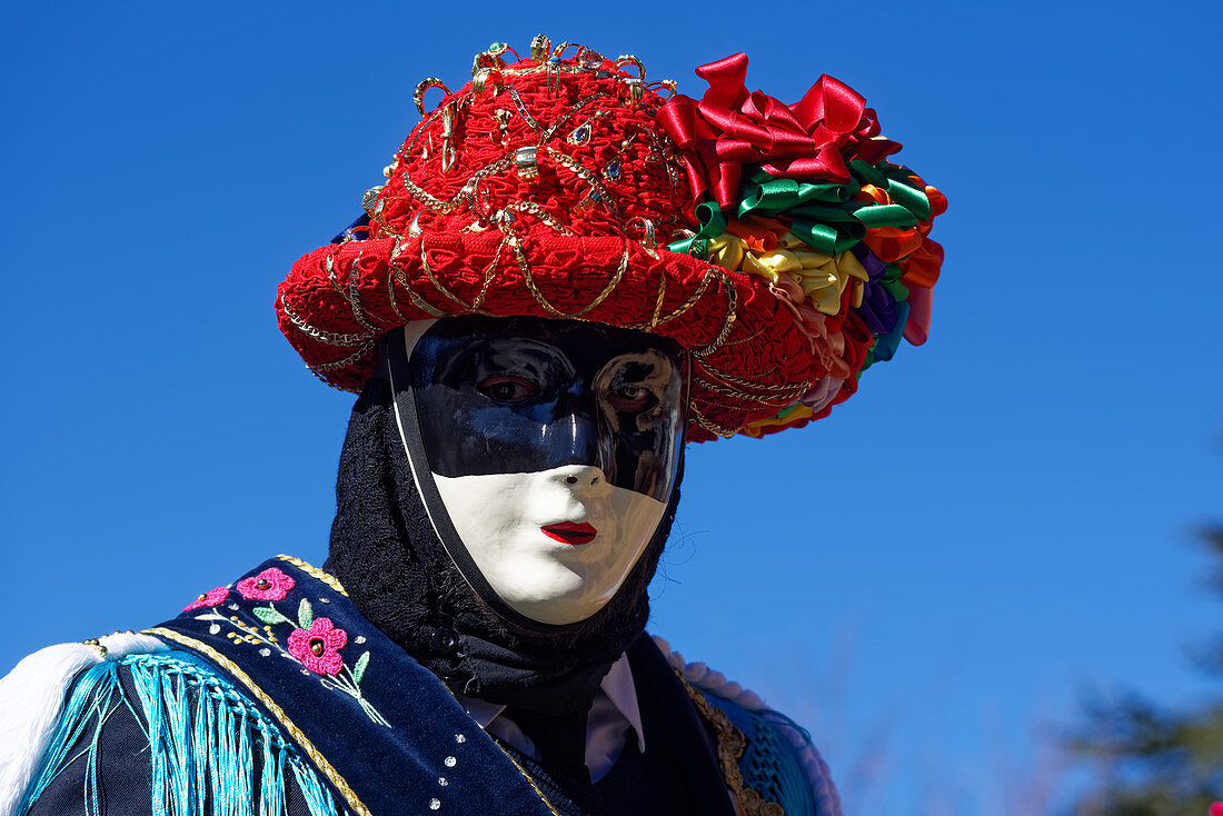 During Carnival, Bagolino is possessed by the bright colors of the balarì (dancers) who dance to the melodies of the violins in masks and dressed in rich costumes.