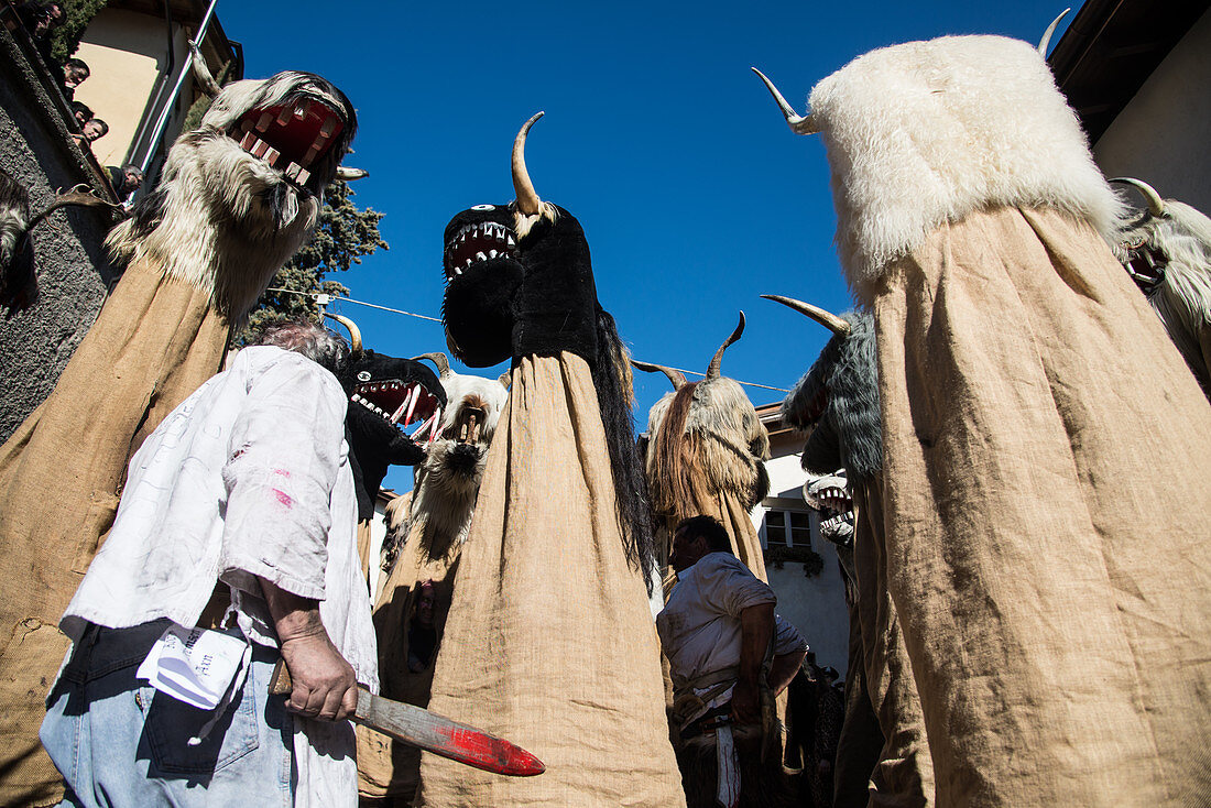 Schnappviehcher symbolisieren den Winter im Fasching von Tramin, Südtirol, Italien