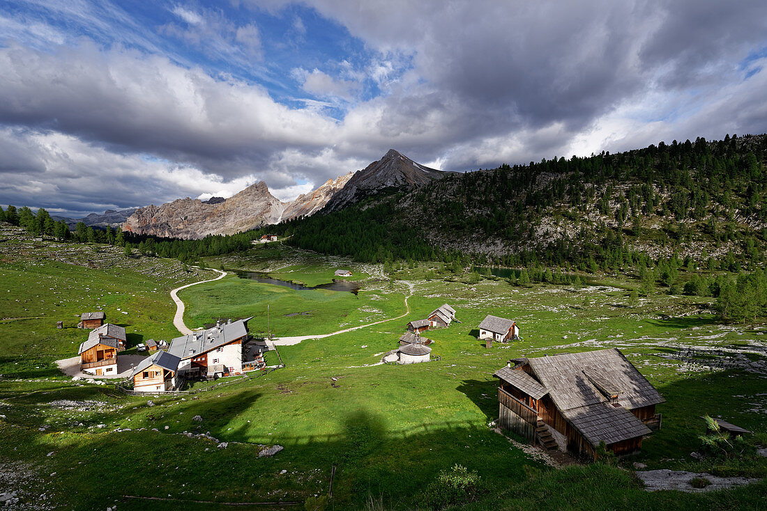 Die Schutzhütte Lavarella auf der Fanes Alm, Dolomiten, Südtirol