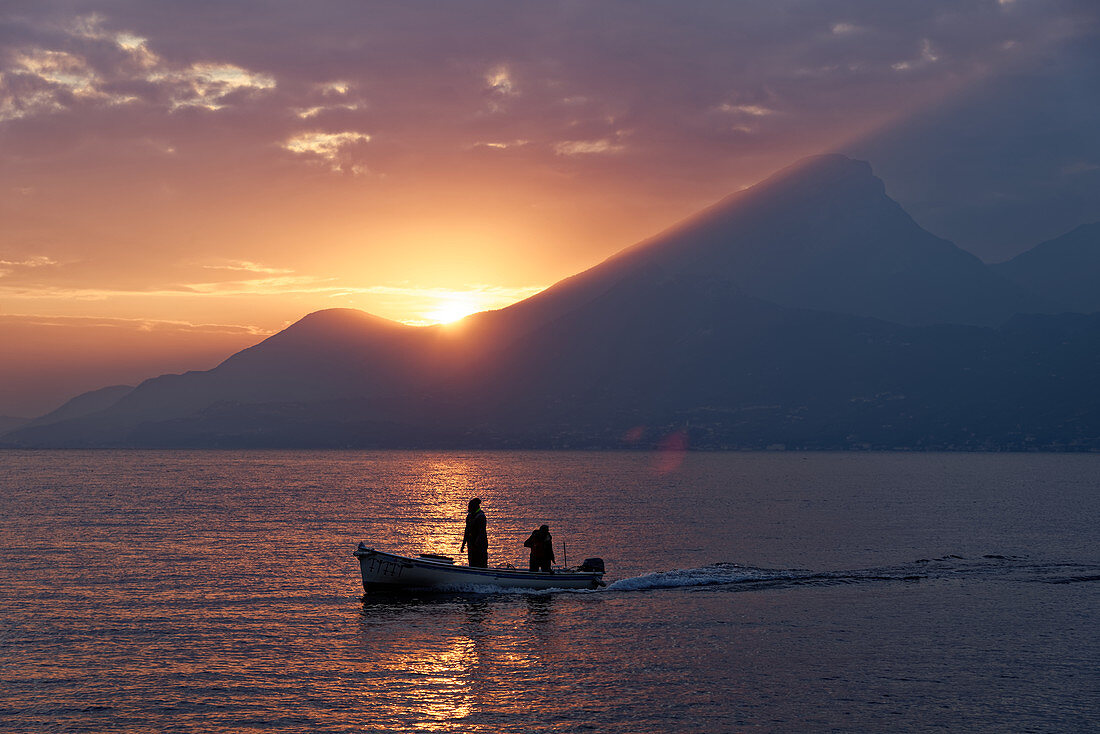 Sonnenuntergang in Castelletto di Brenzone, Gardasee, Provinz Verona, Venezien, Italien