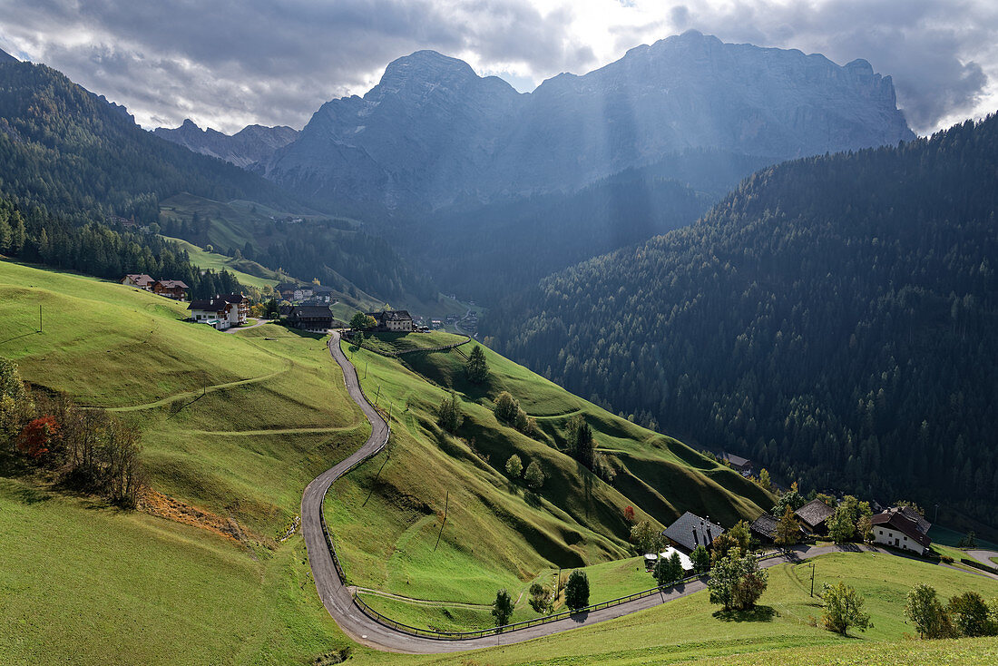 Die gewaltigen Felsfluchten von Neuner und Zehner, sowie Heiligkreuzkofel riegeln das Tal von Wengen im Osten ab, Alta Badia, Dolomiten, Südtirol