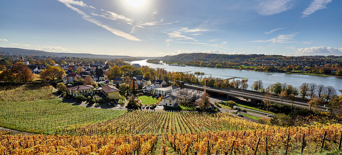 Blick auf den herbstlichen Rhein bei Bad Honnef, Nordrhein-Westfalen, Deutschland