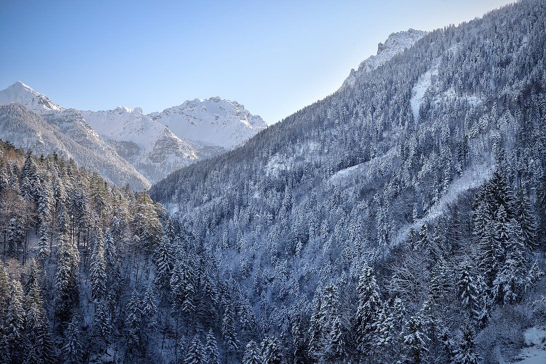Blick auf verschneite Berge, Nenzing, Bezirk Bludenz, Vorarlberg, Österreich, Europa