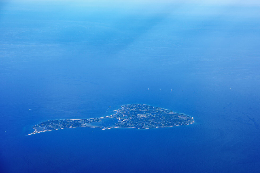 Windpark und kleine Insel im Meer, Luftaufnahme, Europa