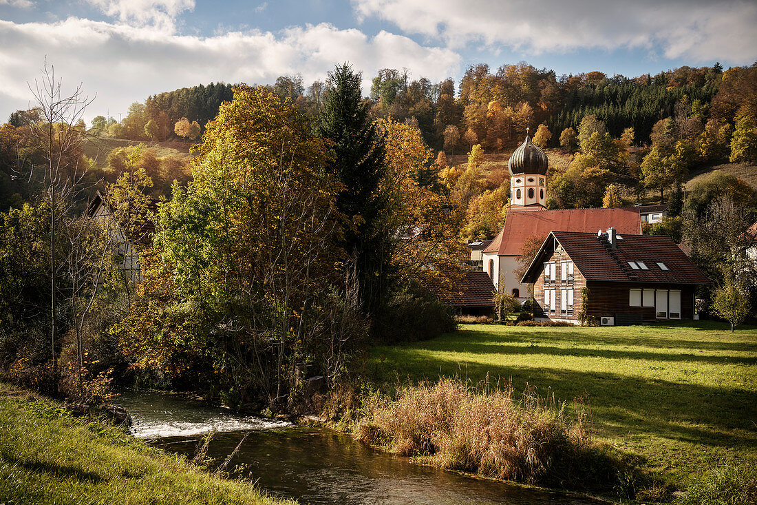 Kirche in einem Dorf im „Grosses Lautertal“ nahe Ehingen an der Donau, Biosphärengebiet Schwäbische Alb, Baden-Württemberg, Deutschland, Europa