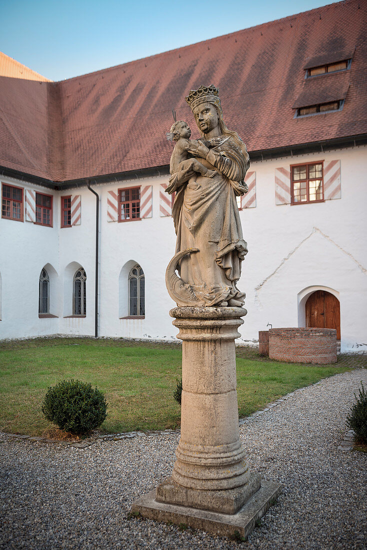 Marien Statue im Innenhof St Anna Münster, Kloster Heiligkreuztal (ehemalige Zisterzienser Abtei), Altheim bei Riedlingen, Baden-Württemberg, Deutschland, Europa