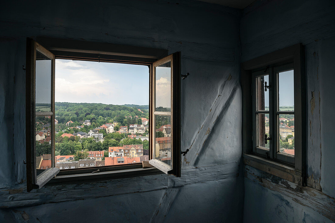 Blick durch Fenster aus Turm St Wenzel auf Naumburg an der Saale, Sachsen-Anhalt, Deutschland, Europa