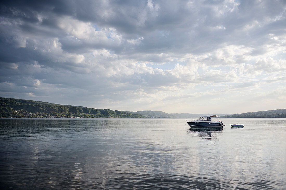 Boot im Gewässer der UNESCO Welterbe Insel Reichenau, Landkreis Konstanz, Untersee, Bodensee, Baden-Württemberg, Deutschland, Europa