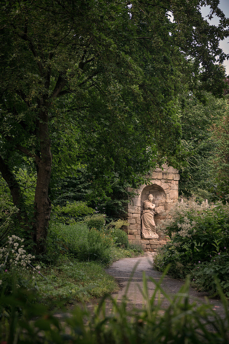 Statue im Schlossgarten „Blühender Barock“, Schloss Ludwigsburg, Metropolregion Stuttgart, Baden-Württemberg, Deutschland