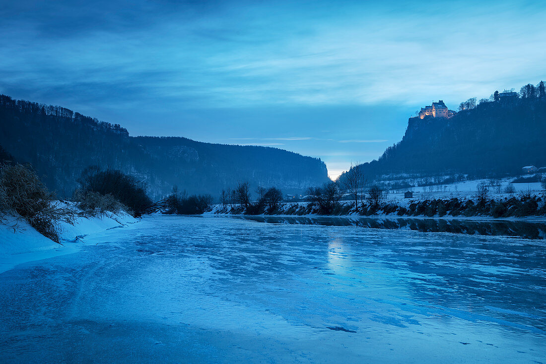 Blick über zugefrorene Donau hin zur Burg Werenwag, Naturpark Oberes Donautal im Winter, Schwäbische Alb, Baden-Württemberg, Deutschland