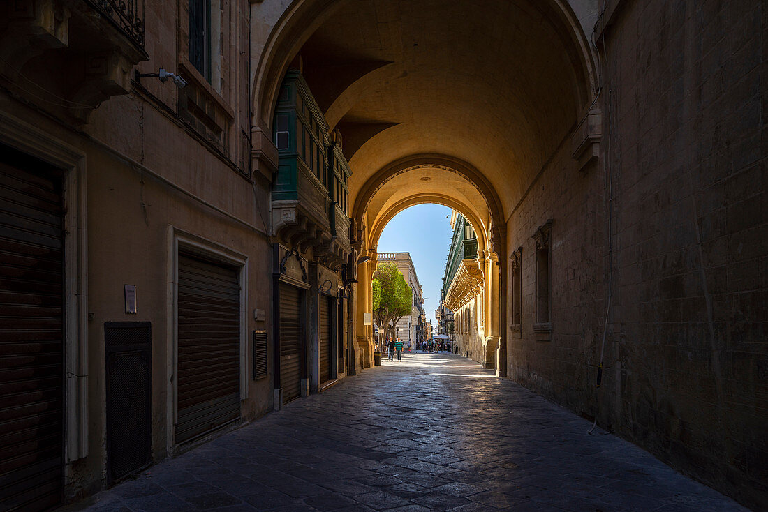 Old town; Malta; historical; Building; Europe; Travel; Vacation; sunny; Summer; Arcade; Facades; Bow; Story; People in the background; City; Band Aid;