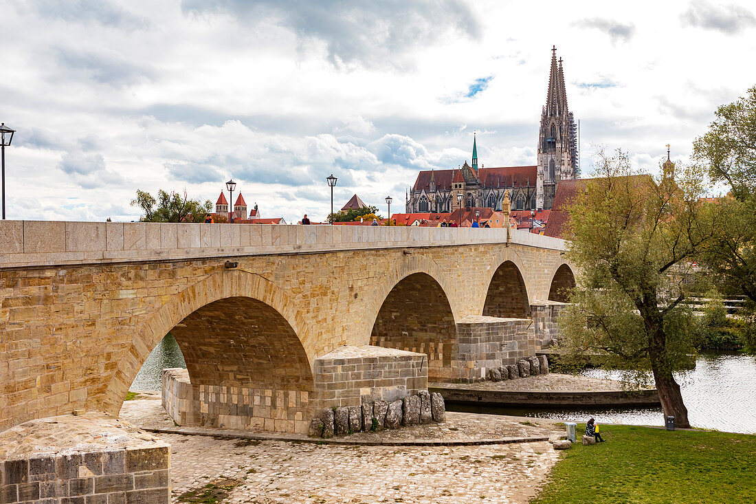 Die Steinerne Brücke in Regensburg, Bayern, Deutschland